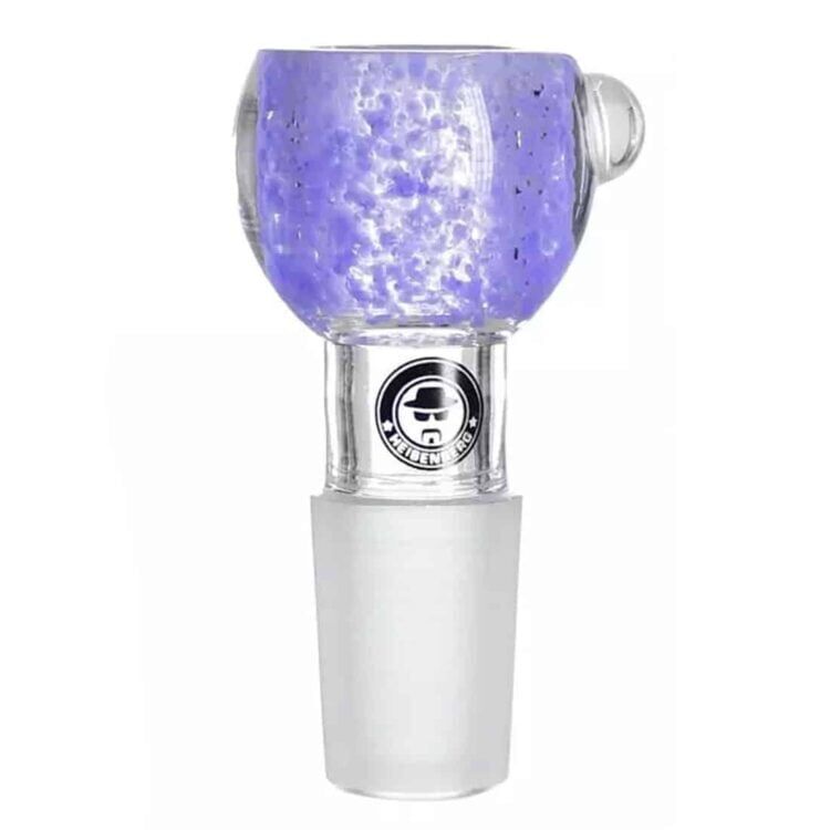 En skål med en dyb lilla farve pryder overfladen, fremstillet af glas med en let transparent effekt. Den har en rund, buet form med en bred åbning og en indsnævret bund, hvilket giver stabilitet. Overfladen er glat, og der er fine detaljer i struktur og glans, der fanger lyset og skaber en elegant refleksion.