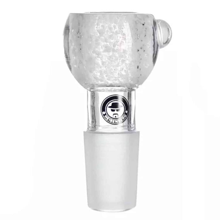 En hvid skål med en glat, skinnende overflade pryder midten. Skålen har en rund form med let buede kanter, der giver en blød silhuet. Uden på skålen er der et sort grafisk mønster, der forestiller en ansigtstrækning med et skævt smil. Mønsteret tilføjer en kontrast til den hvide base og skaber visuel interesse.