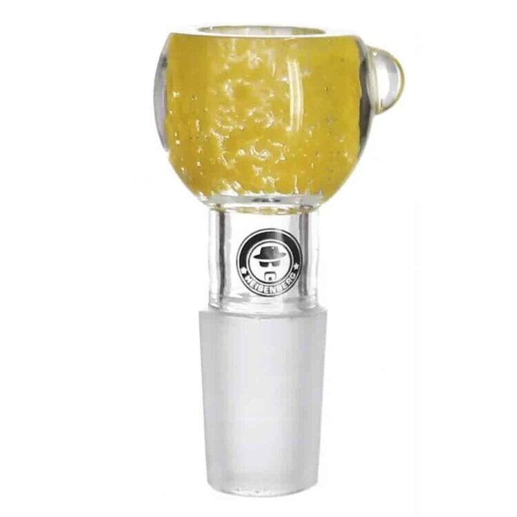 En skål med en glat, rund form præsenterer sig i en lys gul farve. Overfladen er blank og reflekterer lys, hvilket skaber en livlig glans. Skålen har en dybde, der gør den ideel til at rumme indhold. Indvendigt er der en subtil tekstur, mens kanten er let afrundet, hvilket bidrager til det samlede design.