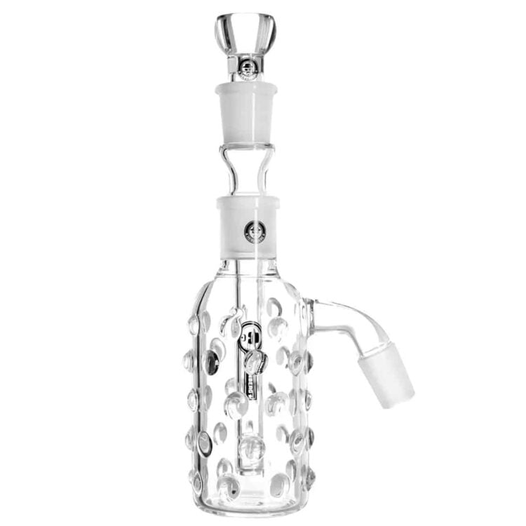 En klar glasbeholder præsenterer en kompleks struktur med indviklede mønstre, der skaber en visuel illusion. Beholderens overflade har en glat og skinnende tekstur, hvilket giver en reflekterende effekt. Det geometriske design inkluderer skarpe kanter og buede former, der skaber dybde og dynamik. Farverne er primært klare, hvilket fremhæver de indvendige detaljer og mønstre.