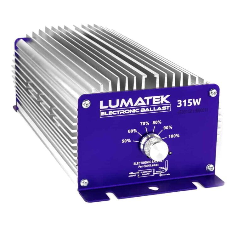 En firkantet, sort ballast med afrundede kanter pryder overfladen. Den har en mat finish, der giver et professionelt udtryk. På den ene side er der en rund, grå drejeknap med hvid markering, som indikerer forskellige indstillinger. Et mærkat med tekniske specifikationer i hvid skrift er placeret på den ene ende, og ventilationsåbninger er tydeligt synlige.