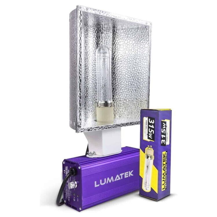 En 315 watt CMH lampe præsenterer sig med en cylindrisk, klar glasdæksel, som fremhæver den indre lyskilde. Lampen hviler på en robust, sort sokkel med flere ventilationsåbninger. Kabler i sort og grå er synligt tilsluttet, mens en metalholder understøtter lampens position. Designet inkluderer en justerbar reflektor med en glat, sølvfarvet overflade, der øger lysudsendelsen.