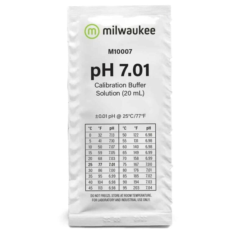 En transparent flaske med en skruehætte præsenterer en klar, farveløs væske. Flasken har et enkelt design med en label, der angiver produktnavn og indhold. Labelen er fyldt med tekst og symboler i sort og rød. Flaskens form er cylindrisk, og den står på en hvid overflade, hvilket fremhæver dets enkle udseende.