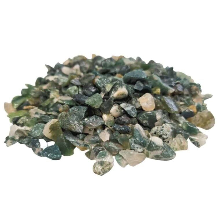 Små chips af mosagat præsenterer sig i varierende nuancer af grøn, brun og grå, ofte med gennemsigtige eller halvgennemsigtige områder. Overfladen er glat med en let skinnende tekstur, og nogle chips har naturlige mønstre og årer, der tilfører dybde. Størrelsen varierer, hvilket giver en naturlig, uregelmæssig form, som skaber visuel interesse.