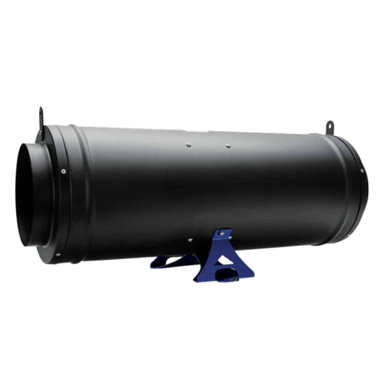 En ventilator med en diameter på 150 mm præsenterer sig med en rund, slank krop i hvid plast. Vingerne har en aerodynamisk form og er placeret centralt, hvilket skaber en symmetrisk struktur. Et metalgitter dækker blæseren, og der er en tydelig afbryderknap på siden. Overfladen er glat, og der er en fin tekstur, der giver et moderne udtryk.