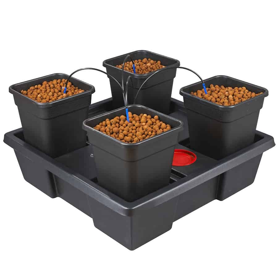 En firkantet plantekasse i sort plast med fire separate potter, hver med en kapacitet på 11 liter. Kassen har en glat overflade og skarpe kanter. Potterne er placeret jævnt i kassen og har drænhuller i bunden. Der er synlige linjer, der adskiller de enkelte potter, hvilket skaber en struktureret og funktionel opbygning.