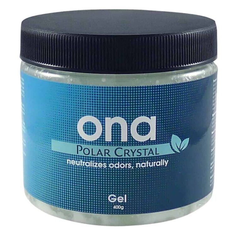 Ona Gel Polar Crystal præsenterer sig i en gennemsigtig beholder med en hvid, geléagtig konsistens. Produktet har en let skinnende overflade, der reflekterer lys. Beholderen har en tydelig etikette med blå og hvid tekst, der angiver indhold og vægt. Toppen er forsynet med et skruelåg, der matcher beholderens farve.