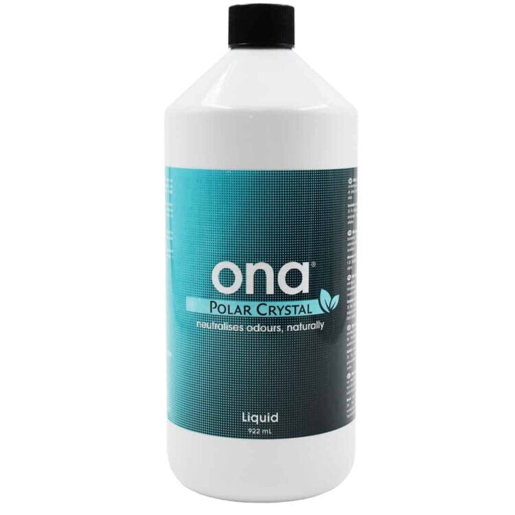 En klar flaske med en slank, cylindrisk form rummer en væske, der har en polarblå farve. Flaskens hals er forsynet med en skruelåg i metal, der er sølvfarvet og glansfuldt. Etiketens design er enkelt med tekst i hvid og mørkeblå, der beskriver indholdet. Flaskens overflade er glat og gennemsigtig, hvilket giver et indblik i væskens farve.