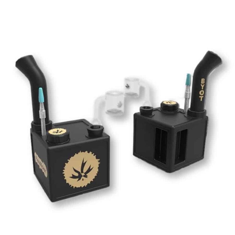 En kube i mat sort finish, fremstillet af metal, præsenterer en strømlinet og moderne æstetik. Kanten er skarp og ensartet, hvilket giver en minimalistisk fremtoning. Overfladen fremstår glat med en let refleksion af lys. Ingen synlige knapper eller symboler er til stede, hvilket understreger det enkle design. Kuben står stabilt på en flad overflade.