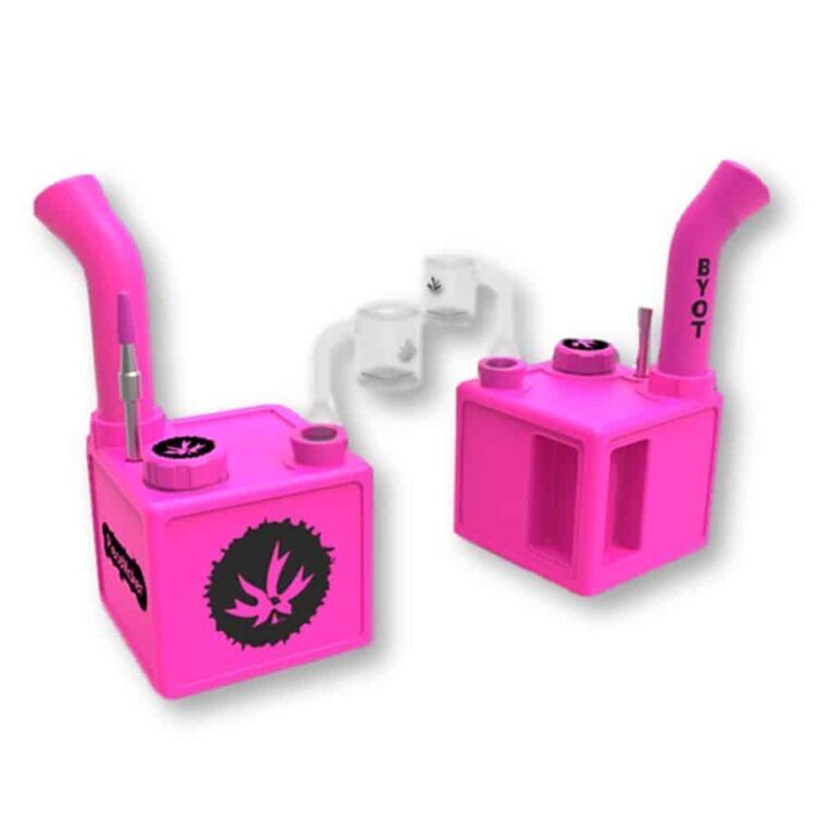 En kube i en lys, pastelfarvet palette præsenterer sig med glatte, afrundede kanter. Overfladen er dækket af en struktureret tekstur, der skaber dybde. Kubeformen er delt op i flere sektioner, hver med forskellige farver som lyserød, mintgrøn og hvid. Elementerne er arrangeret symmetrisk og skaber en harmonisk komposition.