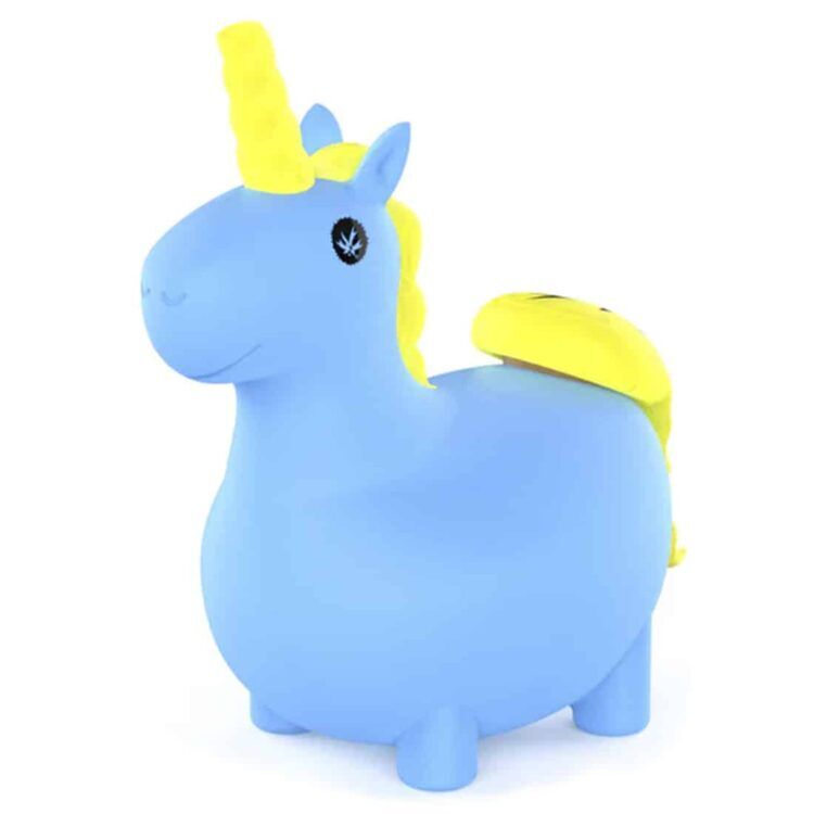 En lyserød, blød pude formet som et enhjørninghoved pryder overfladen. Puden har en glat tekstur med broderede øjne og næse, mens manken fremstår i nuancer af lilla og hvid. Ørerne er spidse og oprejste, og hornet er gyldent med en spiralform. Baggrunden er neutral, hvilket fremhæver pudens farver og detaljer.