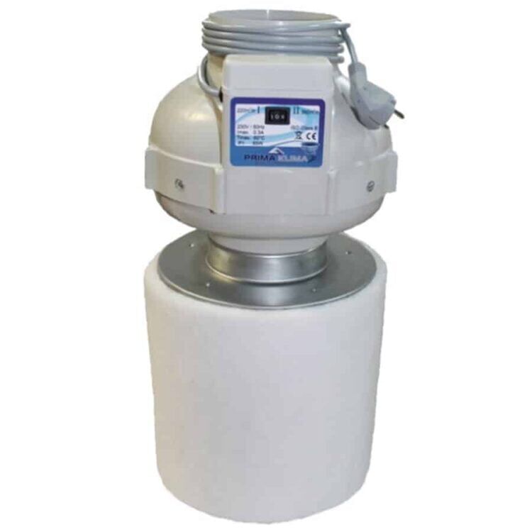 En ventilator med en rund, flad base i metal, der har en mat sort finish. På toppen er der en cylindrisk motorhuse i metal, som er sølvfarvet. Ventilatorens rotorblade er fire i antal, gennemsigtige og i plastik, mens et kulfilter er placeret ved siden af ventilatoren, med en rektangulær form og en sort indpakning.