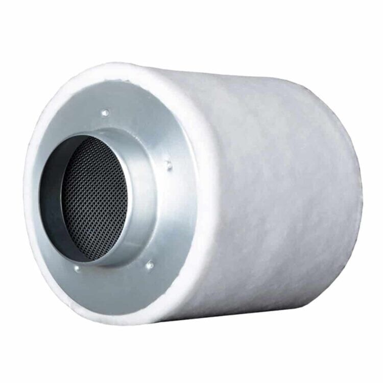 En ventilationskanal i metal med en diameter på 100 mm pryder midten, omgivet af en glat, sølvfarvet overflade. Kanalen har en simpel, cylindrisk form og er forsynet med et justerbart spjæld i den ene ende. Spjældet er udstyret med en drejeknap, der muliggør ændring af luftstrøm. Mønstret på overfladen er ensartet, uden synlige svejsninger.