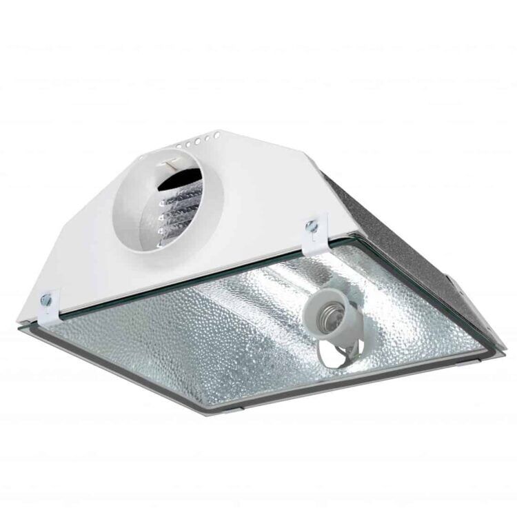 En luftkølet reflektor med en diameter på 125 mm præsenterer sig i en metallisk sølvfarve. Den har en rund form med glatte, buede overflader, der skaber en reflekterende effekt. På toppen er der en skrue til fastgørelse, og indvendigt ses et mellemlag, der sikrer optimal lysfordeling. Reflektoren har en let, men robust konstruktion.