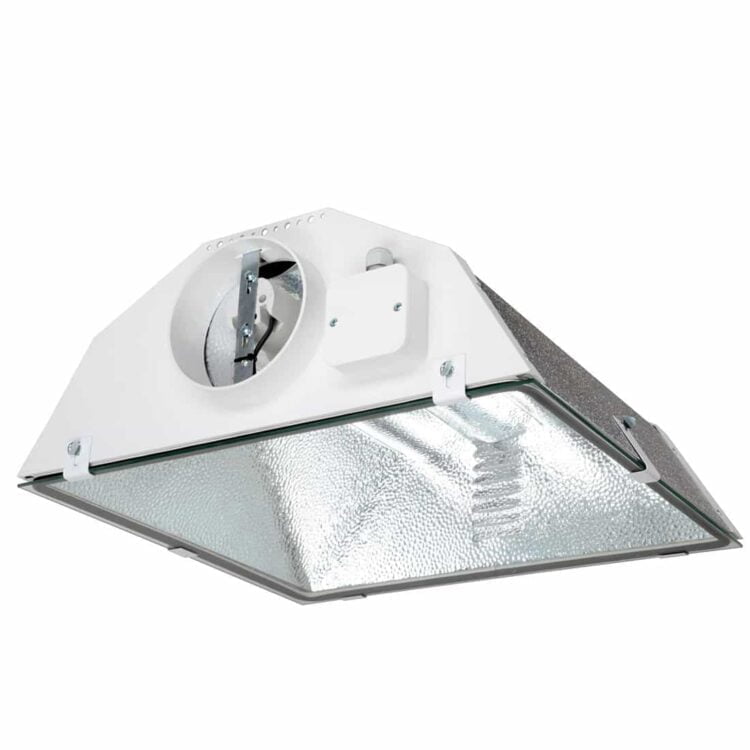 En cylindrisk reflektor i metal med en skinnende, sølvfarvet overflade pryder midten. Reflektoren har en diameter på 150 mm og er forsynet med en række ventilationsåbninger, der strækker sig langs den øverste del. Den har en glat, poleret tekstur, og en holder i plast er synlig i bunden, der muliggør fastgørelse. Reflektoren har en enkel, funktionel form.