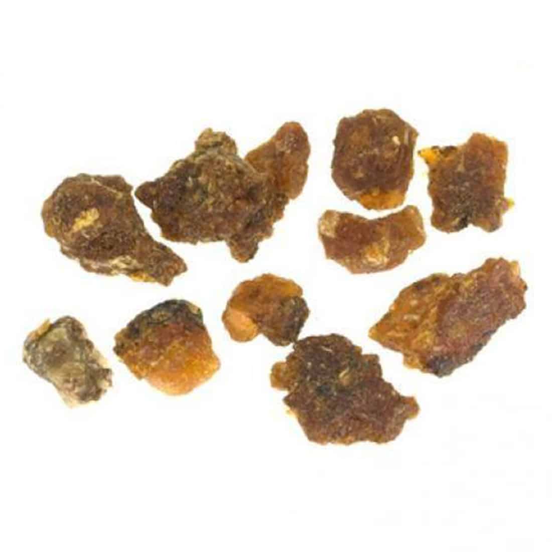 En lille, transparent glasflaske med en skruehætte i sølvfarvet metal. Flasken indeholder en klar væske, der har en let gylden tone. Etiket i blødt pastelfarvet design pryder flaskens forside, med elegant skrifttype og grafiske elementer. Flaskens form er slank og cylindrisk, hvilket fremhæver indholdets klarhed og glans.