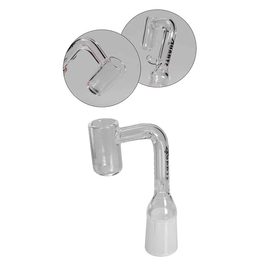 En kvarts dab banger præsenteres med en glat, gennemsigtig overflade, der reflekterer lys. Den har en cylindrisk form med en flad bund og en bred åbning øverst. En varmeledning er synlig, der er fastgjort til bangerens side. Materialet har en let strålende kvalitet, og der ses ingen synlige mærker eller uregelmæssigheder. Farven er klar, hvilket fremhæver dens tekstur.