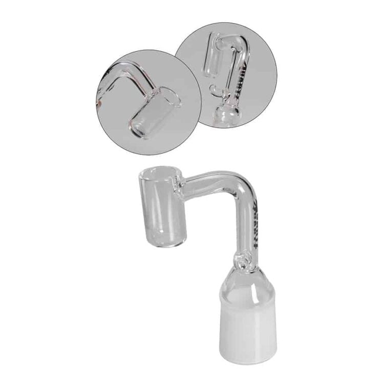 En kvarts dab banger præsenteres med en gennemsigtig, glat overflade og en klar, krystallinsk struktur. Den har en cylindrisk form med en udvidelse i bunden, der giver plads til en opvarmningskabels pod. Farven er lys og gennemsigtig, hvilket fremhæver dens glans. Der er en simpel kant øverst, der afslutter bangerens form.