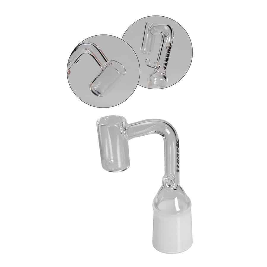 En kvarts dab banger præsenteres med en gennemsigtig, glat overflade og en klar, krystallinsk struktur. Den har en cylindrisk form med en udvidelse i bunden, der giver plads til en opvarmningskabels pod. Farven er lys og gennemsigtig, hvilket fremhæver dens glans. Der er en simpel kant øverst, der afslutter bangerens form.