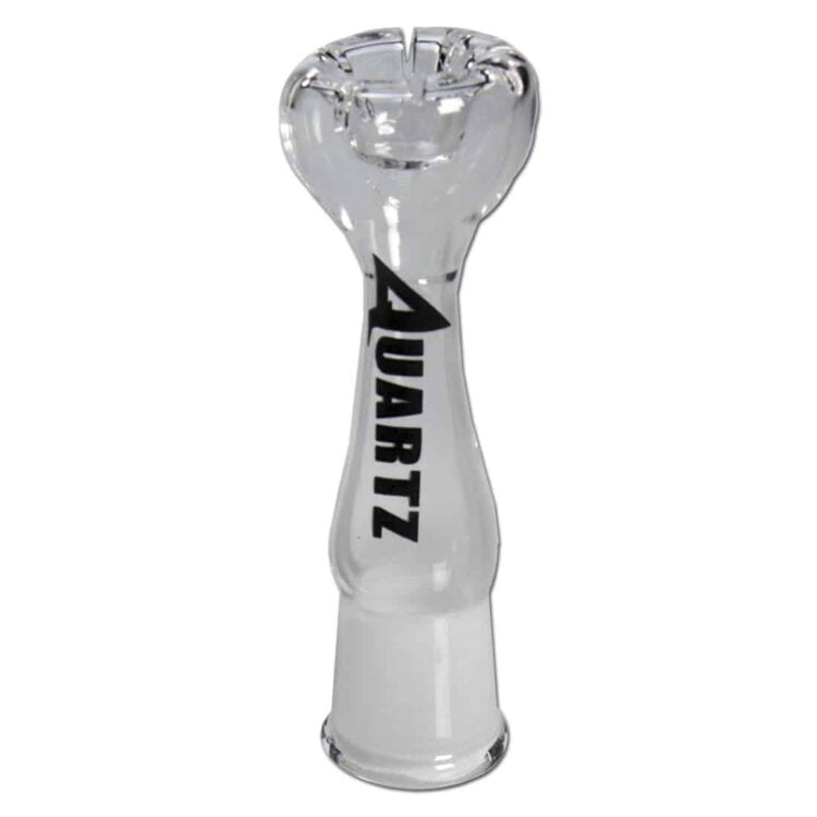 En kvadratisk skål i klart glas præsenterer sig med skrå kanter og en glat overflade. Skålen har indskårne slids, som skaber et dekorativt mønster. Den gennemsigtige struktur fremhæver indholdet og reflekterer lys. Bunden er flad, hvilket giver stabilitet, mens skålens form tilføjer et moderne og minimalistisk udtryk.