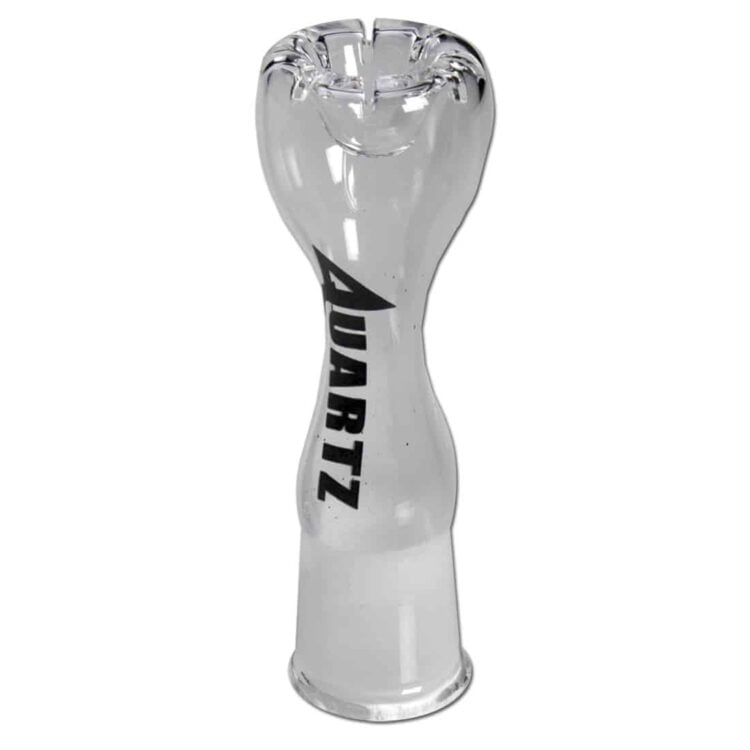 En skål i klart glas med en glat overflade præsenterer sig med en rund form. Skålen har flere smalle, horisontale slids, der strækker sig langs siderne og skaber et elegant mønster. Den tynde kant er let afrundet, og skålen står stabilt på en flad bund. Refleksioner fra lys giver en glansfuld effekt.