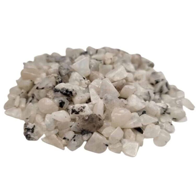 En række skiver af ædelsten pryder overfladen, hver med en blød, rund form. Farverne spænder fra dyb lilla og levende grøn til lys orange og gylden. Overfladen har en glat, skinnende tekstur, og de forskellige nuancer skaber et smukt mønster. Nogle skiver har fine, naturlige årer og små uregelmæssigheder, der tilføjer karakter.