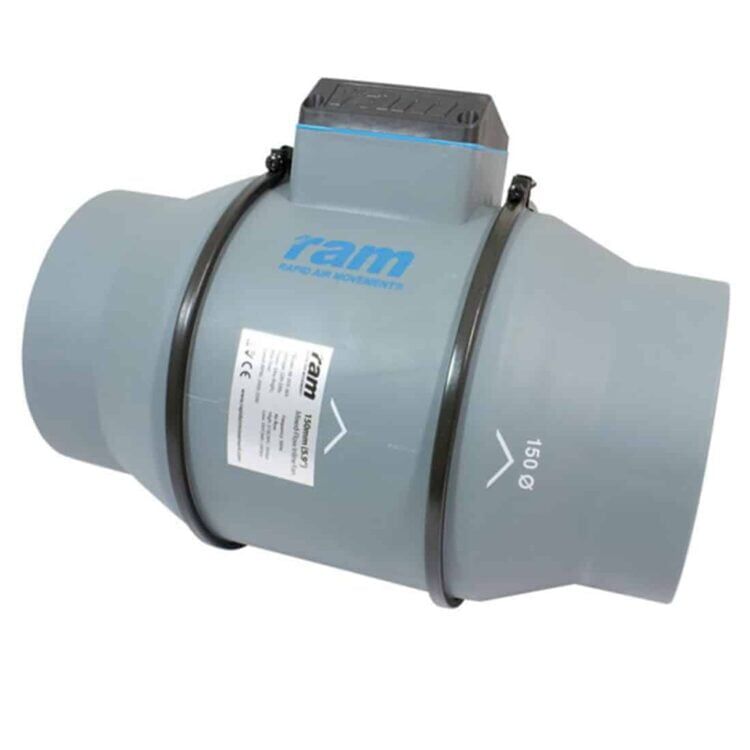 En luftkanalventilator i metal med en diameter på 150 mm præsenterer sig med en cylindrisk form. Overfladen er glat og sølvfarvet, med en mat finish. Ventilatoren har et gittermønster, der dækker en indgang, og en motorenhed er synlig på den ene side. Der er tydelige elektriske tilslutninger ved basen, som sikrer forbindelsen til strømforsyningen.