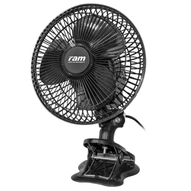 En bordventilator med en diameter på 18 cm præsenterer sig i en rund form med en glat, sort plastikkappe. Ventilatorens rotorblade er synlige gennem et gitter, der har en metallisk finish. Stammen er robust og stabil, mens en justerbar knap til hastighedsindstilling er placeret på fronten. Overfladen er ensartet, og der er ingen synlige refleksioner.