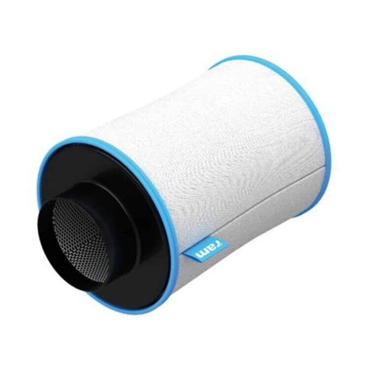 Cirkulært filtreringssystem med en diameter på 100 mm præsenterer en transparent, blød plastikramme i en klar, neutrale farve. Filterets overflade er jævnt perforeret med små, ensartede huller, hvilket giver en let gennemsigtighed. Rammen har en glat, ensartet tekstur, mens kanten er let afrundet for en mere behagelig håndtering.