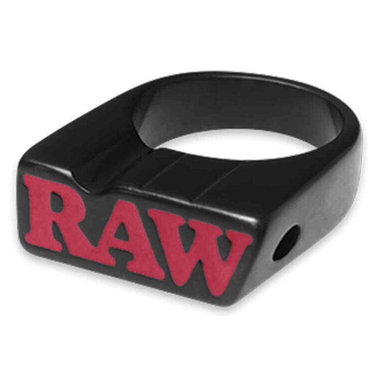 En sort smoker ring i rustfrit stål præsenterer en glat, mat overflade med en let buet form. Ringen har en jævn tykkelse og er uden synlige samlinger. Den indvendige kant er poleret, hvilket skaber en kontrast til den matte yderside. Materialet reflekterer lys svagt, hvilket giver en elegant finish.