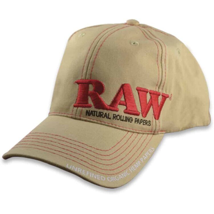 En klassisk cap i en dyb sort farve pryder billedet, fremhævet af en struktureret, let blank finish. Skærmen er buet og fremtrædende, mens den øverste del har en ensartet, glat tekstur. Bagpå er der en justerbar spænde i metal og en strop i stof, der giver en praktisk og tilpasselig pasform.