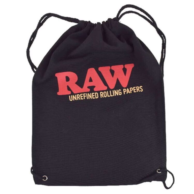 En sort drawstring taske fremstår i et enkelt design, fremstillet af slidstærkt stof. Tasken har en glat overflade og er præget af en minimalistisk stil uden synlige logoer. Snorene, der fungerer som lukning, er tykke og placeret på hver side. Taskens form er rektangulær med en let krumning i toppen, hvilket giver en praktisk og funktionel opbevaringsløsning.