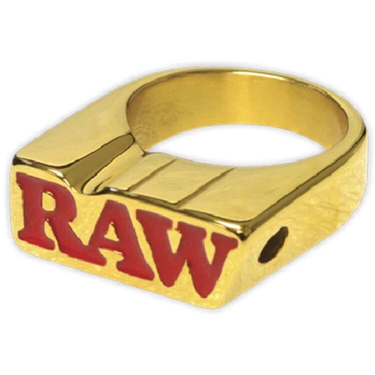 Ringen er udført i råt guld med en ujævn overflade, der fremhæver de naturlige strukturer og teksturer i metallet. Den har en bred, massiv form med let afrundede kanter. Indvendigt er ringen glat og skinnende. Farven varierer fra lys gylden til dybere nuancer, hvilket giver en interessant dybde og karakter til smykket.