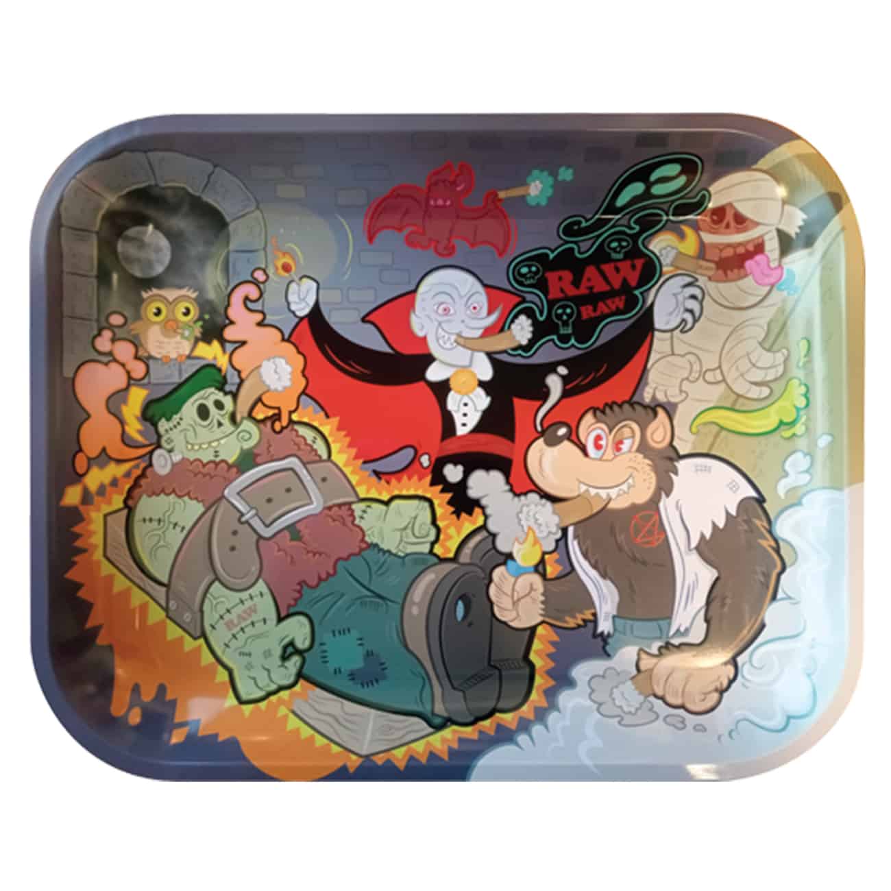 En rektangulær bakke med mål på 340 x 275 mm præsenterer en glat, sort overflade med en let skinnende finish. Kanterne er let hævede for at forhindre spild. I midten ses et farverigt monsterdesign i nuancer af grøn, blå og orange, der tilfører liv til bakke. Mønsteret har detaljerede konturer og klare farveskift.