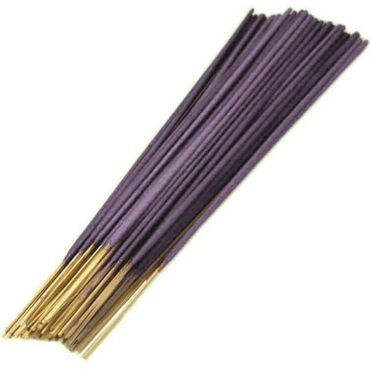 Røgelsespinde i en pakke med 15 stk. præsenteres i en lang, smal form. Pindene er mørkebrune med en glat overflade og har en ensartet længde. Omslaget er prydet med grønne og gyldne nuancer samt tekst i sort og hvid. Mønsteret på emballagen inkluderer botaniske elementer, der fremhæver den hellige basilikum.