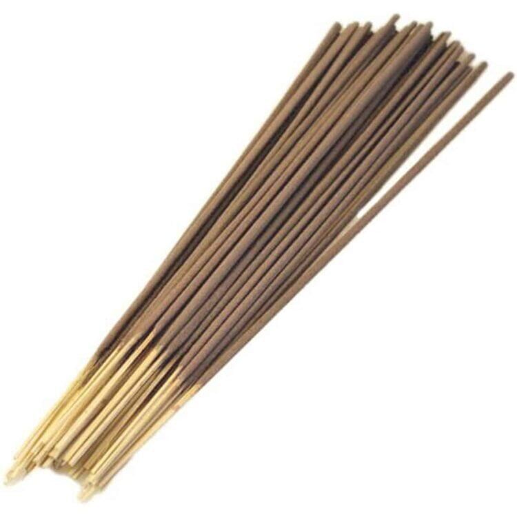 Røgelspinde fremstillet af kokosnød præsenterer sig i en naturlig brun farve med en grov, struktureret overflade. Hver pind er cylindrisk og har en ujævn længde, hvilket giver et rustikt udseende. Mængden af 15 stykker er samlet i en bunte, hvilket skaber en harmonisk og organisk sammensætning. Spidserne er let afrundede, hvilket tilføjer en blødere dimension.