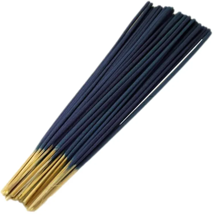 Røgelspinde i en pakke, bestående af 15 stykker, præsenterer sig som lange, smalle stænger i en naturlig, mørk træfarve. Overfladen er glat med en let glans, mens enderne er skåret i en spids form. Hver pind er ensartet og har en subtil, organisk tekstur. Pakken er prydet med en enkel, grafisk tekst, der angiver produktets navn.