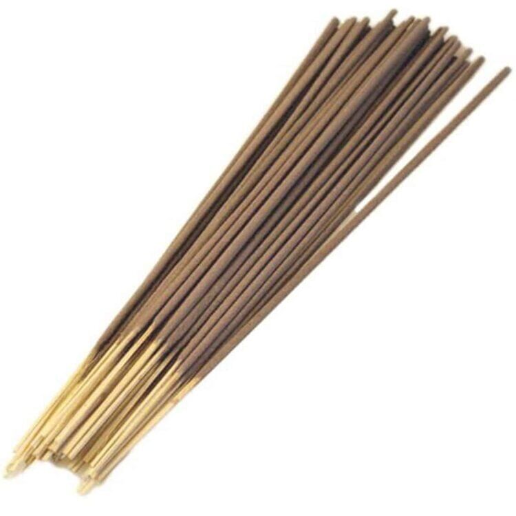 Røgelsespinde i en pakke indeholder 15 stk. Hver pind er lang og slank, med en glat, brunlig overflade. De har en let buet form og er bundet sammen i midten med en gul snor. Pakken har en enkel, hvid baggrund med sort tekst, der beskriver indholdet. Duftnoter af vanilje antydes i teksten.