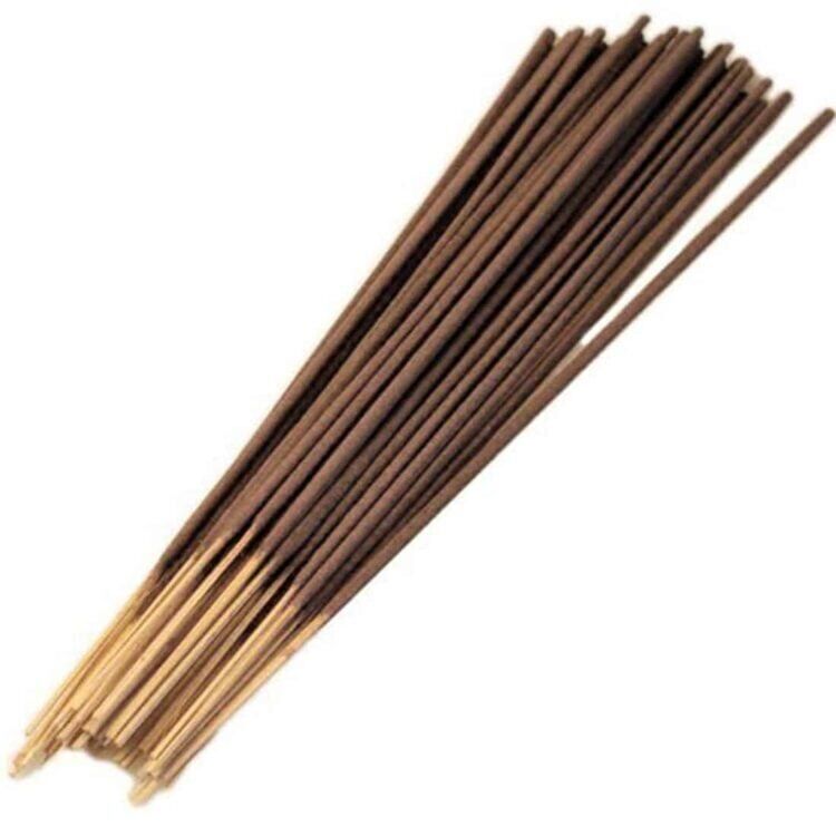 Røgelspinde i vetiver er præsenteret i en pakke med 15 stykker. Hver pinne har en lang, slank form og er dækket af en gyldenbrun farve, der fremhæver den naturlige tekstur. Overfladen er glat med lette, fine striber, mens enderne er skåret fladt. Pakken er transparent, hvilket giver mulighed for at se indholdet.