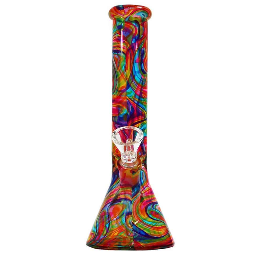 En farverig, abstrakt bong i klart glas pryder overfladen. Den har en slank, cylindrisk form med en rund base og en let udvidet krave foroven. Mønstret af blå, grønne og orange nuancer skaber en dynamisk visuel effekt. En rørformet mundstykke og en skål til fyldning er synlige, med glatte overflader og skarpe kanter, der fremhæver designet.