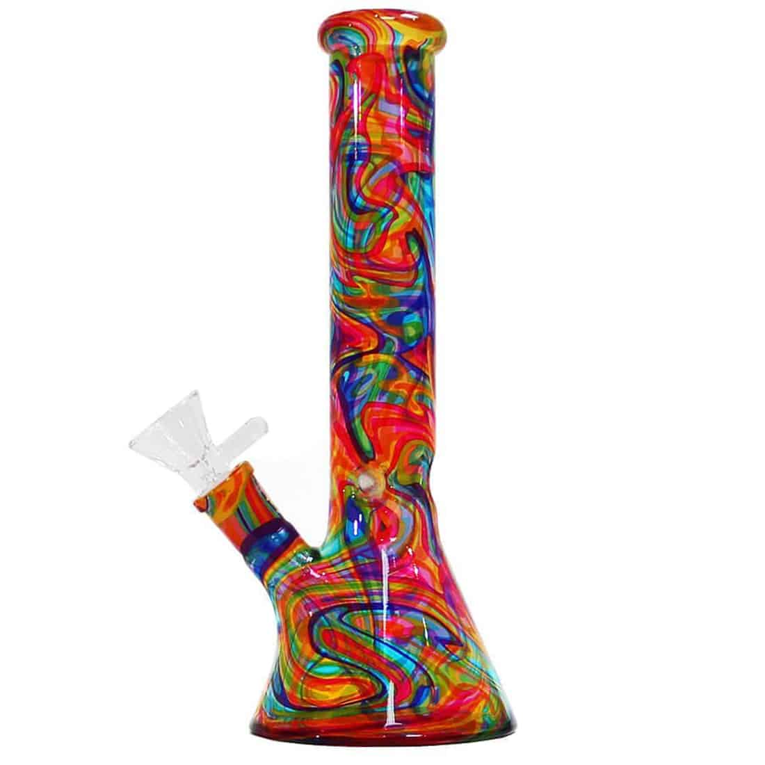 En gennemsigtig, farverig bong med en højde på 26 cm fremstår i en slank, cylindrisk form. Den øverste del har en bred åbning, mens bunden er let afrundet. Farverne skifter fra klar til dyb grøn og blå med abstrakte mønstre, der skaber dybde. En tilhørende skål er placeret på siden, udstyret med en lille åbning.