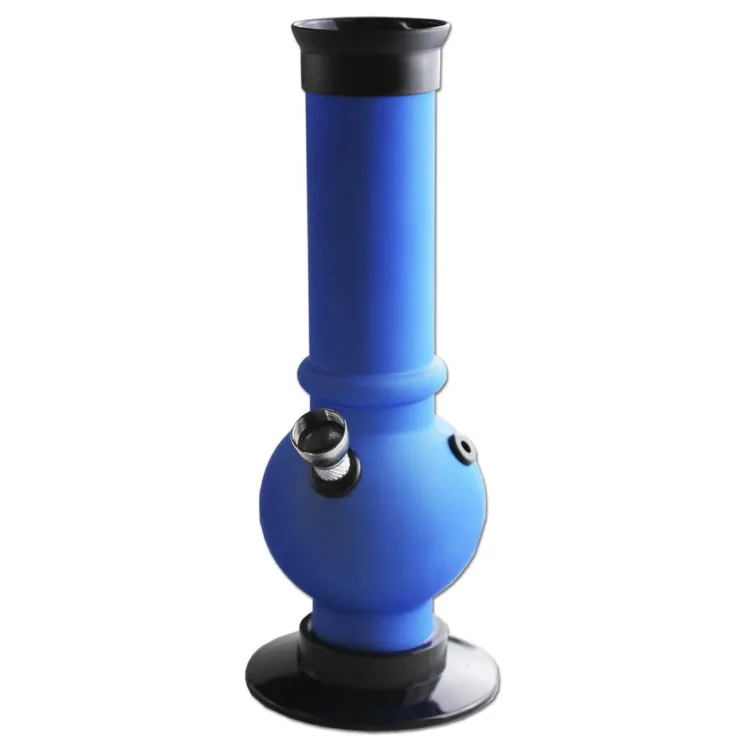 En klar, blå akrylskål med en glat, reflekterende overflade. Skålen har en rund form med en bred, flad bund, der gradvist hæver sig mod en let udadvendt kant. Overfladen er ensartet uden synlige mønstre, og den blå farve skaber en lys og indbydende effekt, der fanger lyset på en attraktiv måde.