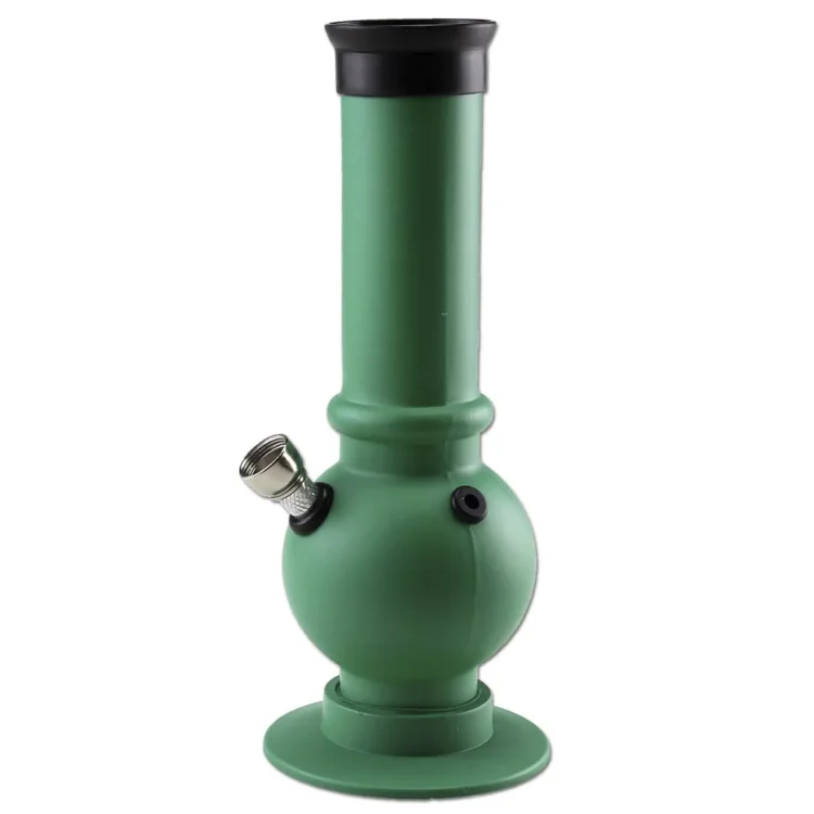 En grøn bølget akryl bong med en høj, cylindrisk form. Overfladen har en glat, skinnende tekstur, der reflekterer lys. Den har en bred fod, der giver stabilitet, og en smal hals, der afsluttes med en afrundet kant. En indsat metal skål er placeret på siden, og der er en luge til luftcirkulation, som er diskret integreret.