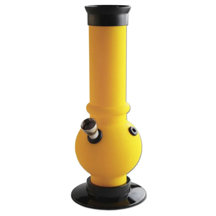 En gul akryl bong med en højde på 21 cm har en glat, gennemsigtig overflade. Den er formet med en buet krop, der smalner ind mod toppen. Bunden er stabil og bred, mens en lille, rund skål er placeret på siden, der fungerer som en tilføjelse til røgkanalen. Det gule materiale giver en livlig og lysende effekt.