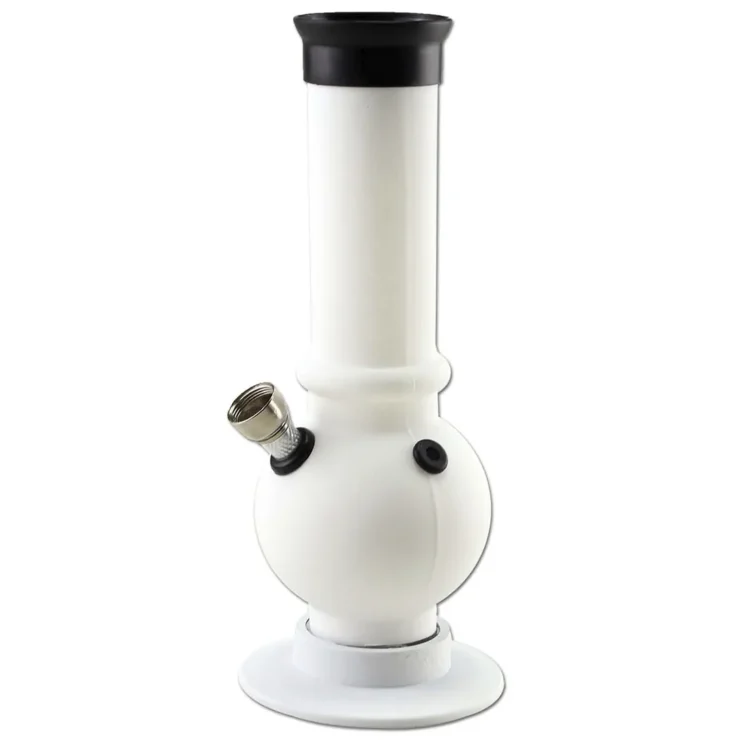 En hvid bølget akrylbowl med en glat overflade og en let gennemsigtig effekt. Den har en rund bund og en bred åbning, der hælder let indad mod toppen. Kanterne er bløde og afrundede, hvilket giver et elegant udseende. Materialet fremstår holdbart med en glansfuld finish, der reflekterer lys.