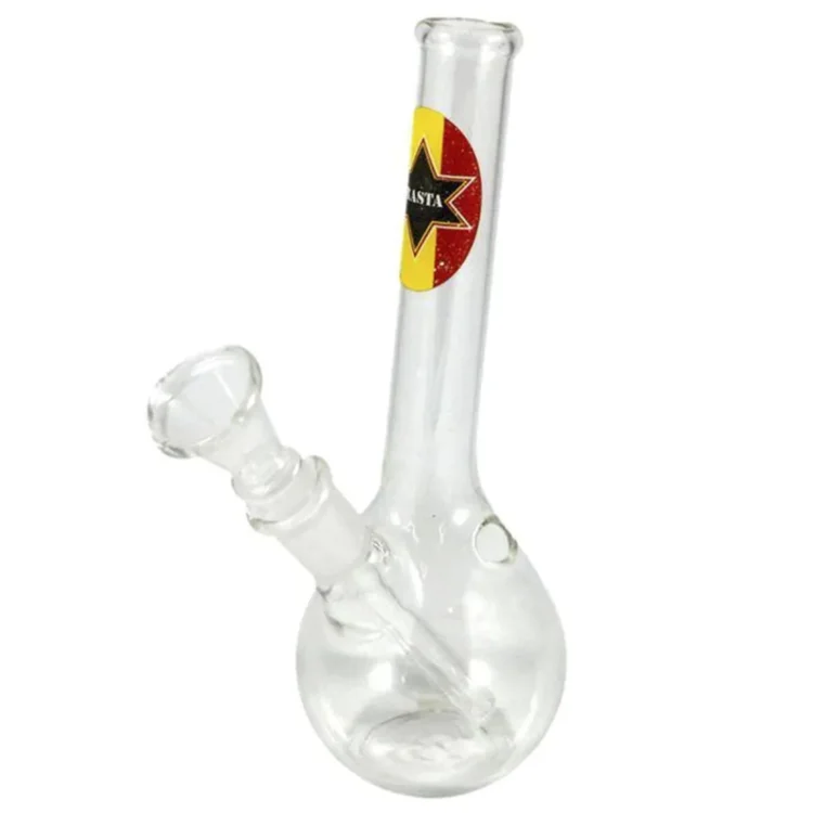 En lille bong med en højde på 17 cm præsenterer sig i klare, farverige nuancer af grøn, gul og rød. Den har en slank, afrundet form med en bred fod for stabilitet. Materialet er gennemsigtigt glas, hvilket giver mulighed for at se væsken indeni. Der er en indbygget skål og en rørformet udgang, der afsluttes med en let buet mundstykke.