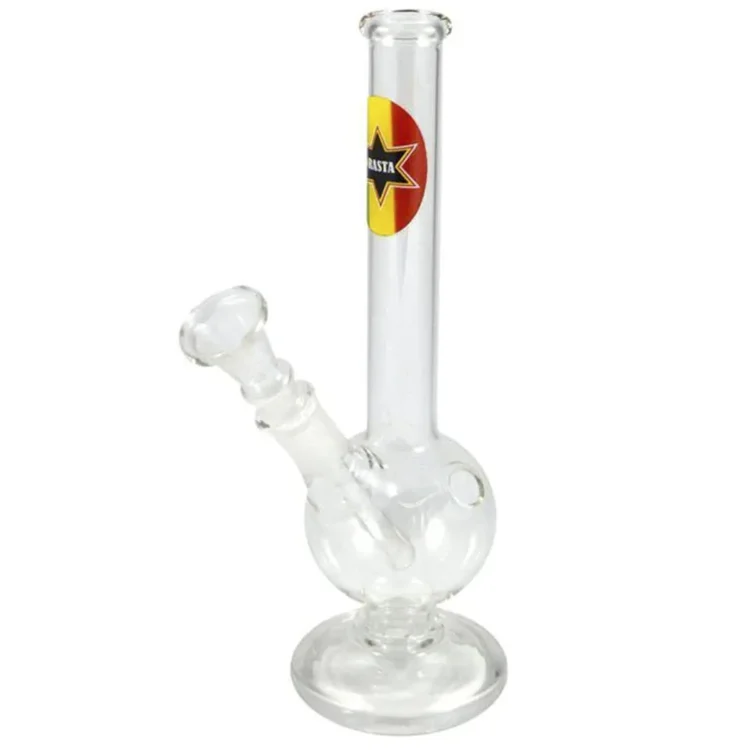 En 21 cm høj bong med en slank, cylindrisk form i klar glas. Den er dekoreret med farverige rasta-striber, der omkranser bongen og giver et iøjnefaldende udtryk. Bunden er bred og stabil, mens en rørformet del strækker sig opad. Der er en lille, afrundet skål til tobak eller urter, der er fastgjort til siden.