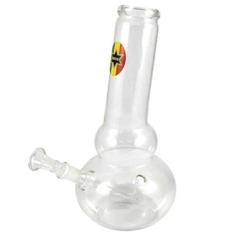 En 26 cm høj bong præsenterer et farverigt design i rød, grøn og gul, der skaber en rasta-inspireret æstetik. Materialet er klart glas, som afslører en indre struktur med en krum hals og en bred fod for stabilitet. En skål til urter er placeret på siden, og der er en perkolator, der tilføjer en ekstra visuel dimension.
