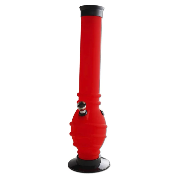 En rød, matt akryl bong med en højde på 31 cm. Formen er slank med en bredere base, der giver stabilitet. Overfladen er glat og ensartet uden synlige mønstre. Der er en metal skål monteret på siden, og en rørformet mundstykke strækker sig opad. Farven er intens og ensartet uden skygger eller nuancer.