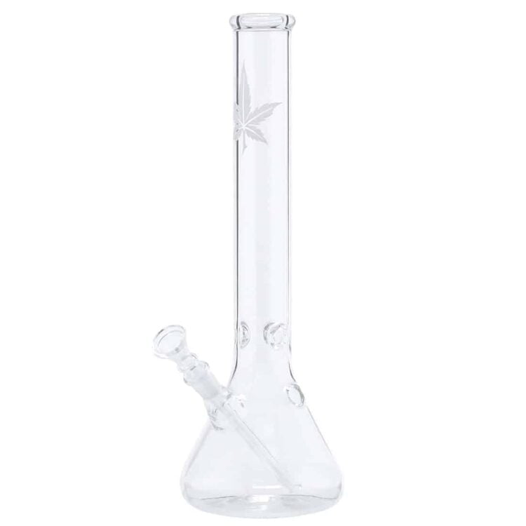 En beaker bong med en høj, cylindrisk form præget af klart glas, der afslører dens indhold. Den har en sølvfarvet bladdekoration, der tilføjer et elegant præg. Bunden er bred og stabil, mens toppen er udstyret med en lige hals, der ender i en bred åbning. En skål med et perforeret design er placeret på siden.